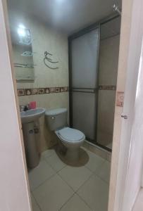 比亚维森西奥Casa Amoblada en Conjunto Cerrado的浴室配有卫生间、淋浴和盥洗盆。