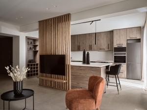 扎金索斯镇Salita - Comfort Living Apartments的厨房配有柜台、电视和椅子