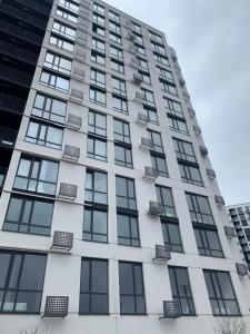 文尼察Lisoparkovy Residense的一座高大的白色建筑,有很多窗户