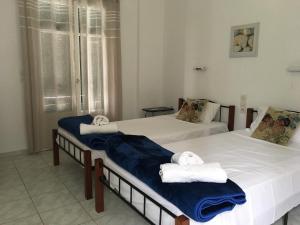 卡拉米Bay Apartments - Kalami by Sunvil的客房内的两张床和毛巾