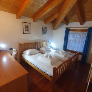 加尔达湖滨GARDAINN La CASCINA的配有两张单人床的客房铺有木地板。