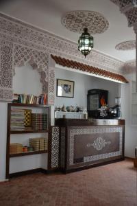 舍夫沙万Hotel Marrakech的客厅设有壁炉和吊灯。