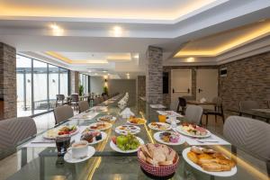 伊斯坦布尔Hotel Ravi的一张长桌,上面放着食物板