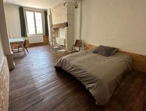 特鲁瓦Chambre dans maison originale en centre ville的一间卧室配有一张床、一张桌子和一张书桌