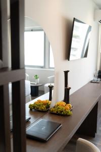 雅典Athens Design Suites的客厅里一张带水果的桌子