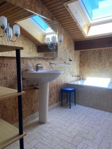 圣若里奥Saint-Jorioz Maison , vue montagnes, jardin clos , 8pers的浴室配有水槽和带天窗的浴缸。