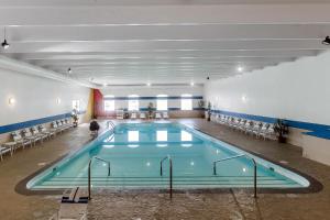 德梅因活动中心康福因特酒店的大房间的一个大型游泳池