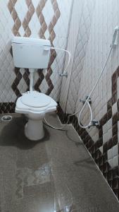 贾巴尔普尔Hotel 100 Meter的浴室位于隔间内,设有白色卫生间。