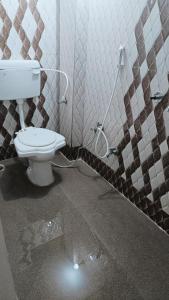 贾巴尔普尔Hotel 100 Meter的一间带卫生间和淋浴的浴室