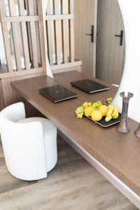 雅典Athens Design Suites的一张桌子,上面有镜子和一盘水果