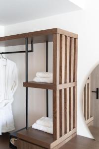 雅典Athens Design Suites的木制毛巾架和3条折叠毛巾
