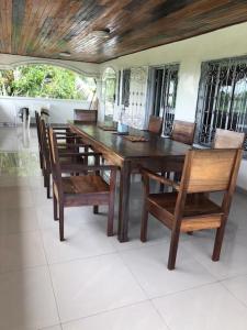 克里比Deux-Palmes-Kribi, proche de la plage, confortable et adapté aux familles的餐桌、椅子和木桌