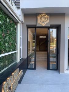 雅典Golden Island Resorts的玻璃门进入大楼的入口