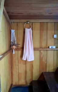 阿尔特杜尚Mizu Spa & Hospedagem的挂在小屋墙上的毛巾