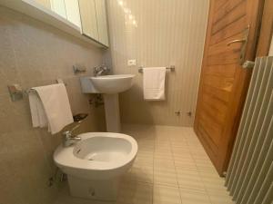 马尼亚戈艾尔伯格蒙特内格罗酒店的一间带卫生间和水槽的浴室