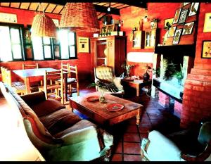 科洛尼亚-德尔萨克拉门托LA ESTANCIA HOSTEL COLONIA的客厅配有沙发和桌子