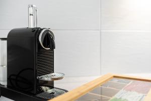 瓦雷尔VIVID - Traumwohnung ruhig und strandnah gelegen的台面上的一个黑微波炉烤箱