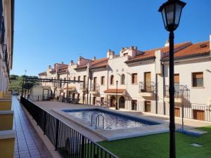 鲁伊德拉Ruidera entre balcones的庭院设有游泳池和建筑