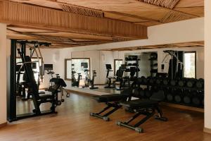 莫雷洛斯港Maroma, A Belmond Hotel, Riviera Maya的健身房拥有许多跑步机和机器