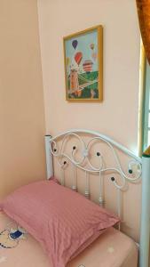 Hmsty D Hutan Kampung Alor Setar (Muslim)的一张带粉红色枕头的床和墙上的照片