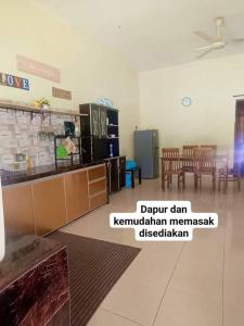 Hmsty D Hutan Kampung Alor Setar (Muslim)的一间设有厨房和用餐室的客房
