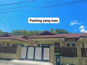 Hmsty D Hutan Kampung Alor Setar (Muslim)的一座房子,上面有单词,停车场就像