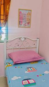 Hmsty D Hutan Kampung Alor Setar (Muslim)的一间卧室配有一张带粉红色床头板的床
