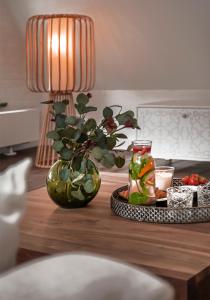 托伦托伦索瓦公寓式酒店的一张带花瓶和一盘食物的桌子