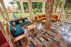 坎帕拉The Forest House - Kawuku-Bunga的一个带沙发和桌子的门廊