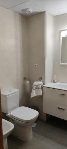 托马雷斯APART-DUPLEX-ATICO Tomares的白色的浴室设有卫生间和水槽。