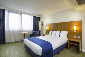 佩斯利假日格拉斯哥机场酒店的一间设有大床和窗户的酒店客房