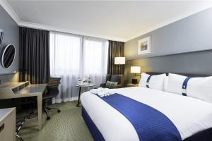 佩斯利假日格拉斯哥机场酒店的酒店客房设有一张大床和一张书桌。