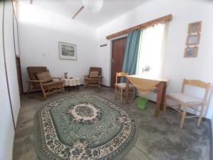索利泰尔BKZ Self-Catering的客厅配有地毯、椅子和桌子