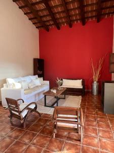圣卡洛斯La Vaca Tranquila的客厅配有沙发和桌子