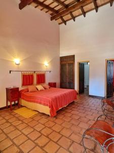 圣卡洛斯La Vaca Tranquila的一间卧室配有一张大床和一张桌子及椅子
