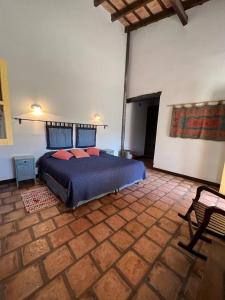 圣卡洛斯La Vaca Tranquila的一间卧室,卧室内配有一张大床
