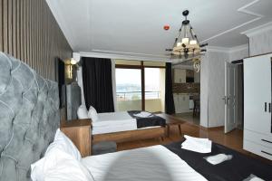 伊斯坦布尔Cihangir by Aydin Suite Hotel的酒店客房设有两张床和大窗户。