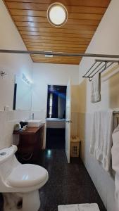 圣萨尔瓦多Cardedeu Suites的浴室配有白色卫生间和盥洗盆。