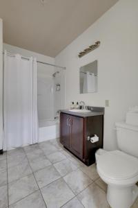 路易斯威尔Apartment With King Bed In Downtown Louisville的浴室配有卫生间、盥洗盆和淋浴。