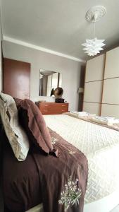 BomportoLa Casa di Alice的一间卧室配有一张大床和镜子