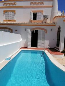 拉戈斯Villa 46 Hostel的别墅前设有游泳池
