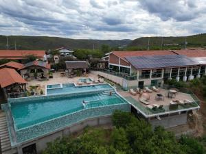 皮拉尼亚斯Pedra do Sino Hotel的大楼游泳池的顶部景色