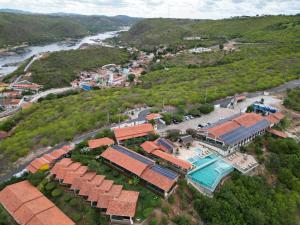 皮拉尼亚斯Pedra do Sino Hotel的享有房子和河流的空中景色