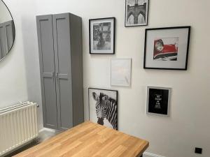 安特卫普Private studio in Antwerp的墙上有桌子和图片的房间