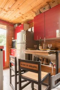 阿尔勒Le Mas de la Mélie的厨房配有红色橱柜和不锈钢冰箱