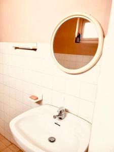 康提Bunkhouse的一间带水槽和镜子的浴室