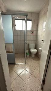 蓬塔格罗萨Apartamentos na região Central Cobertura e 2 quartos的带淋浴和卫生间的浴室。
