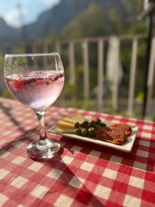 马拉加El nido del Chorro的一杯葡萄酒和一盘桌上的食物