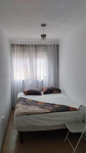 巴达洛纳metro La Salut的一间卧室设有一张大床和窗户