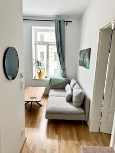 莱比锡Cozy, zentrumsnahe 2-Raumwohnung的带沙发和窗户的客厅
